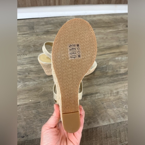 NEW Michael Kors Women's Berkley Gold Wedge Sandals - Picture 9 of 14